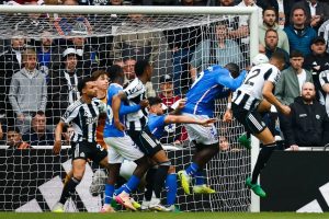 Sunderland surpreende Newcastle em dérbi marcado por alegações de racismo