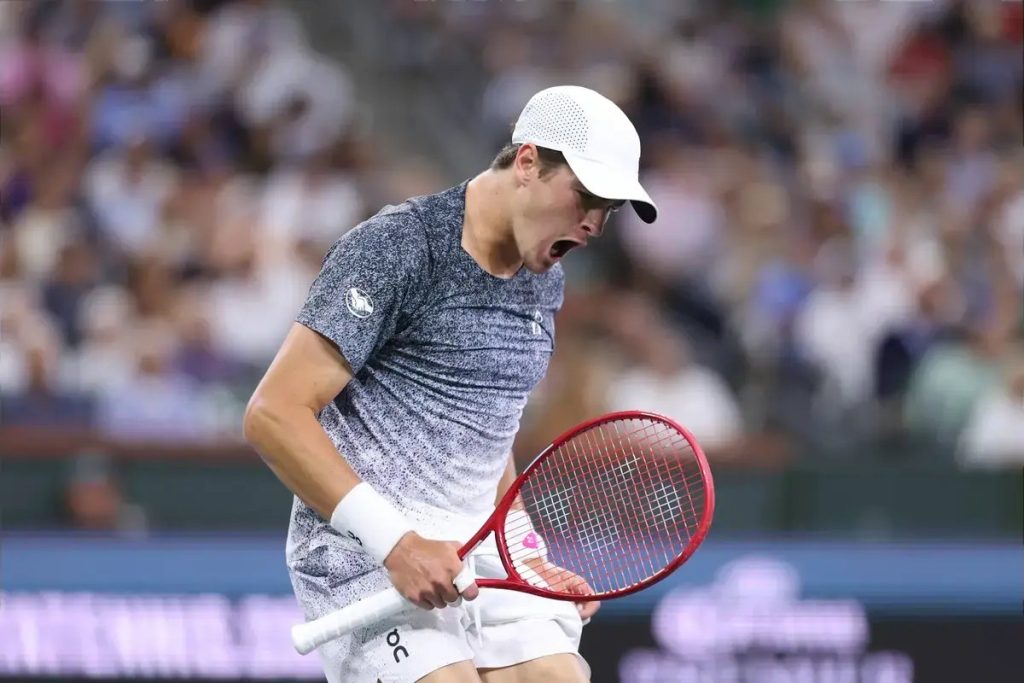 “Tsitsipas, Fonseca, and Berrettini kick off the Miami Open in great style.”