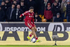Van Dijk elogia atitude do jovem colega de equipa Ngumoha no Liverpool