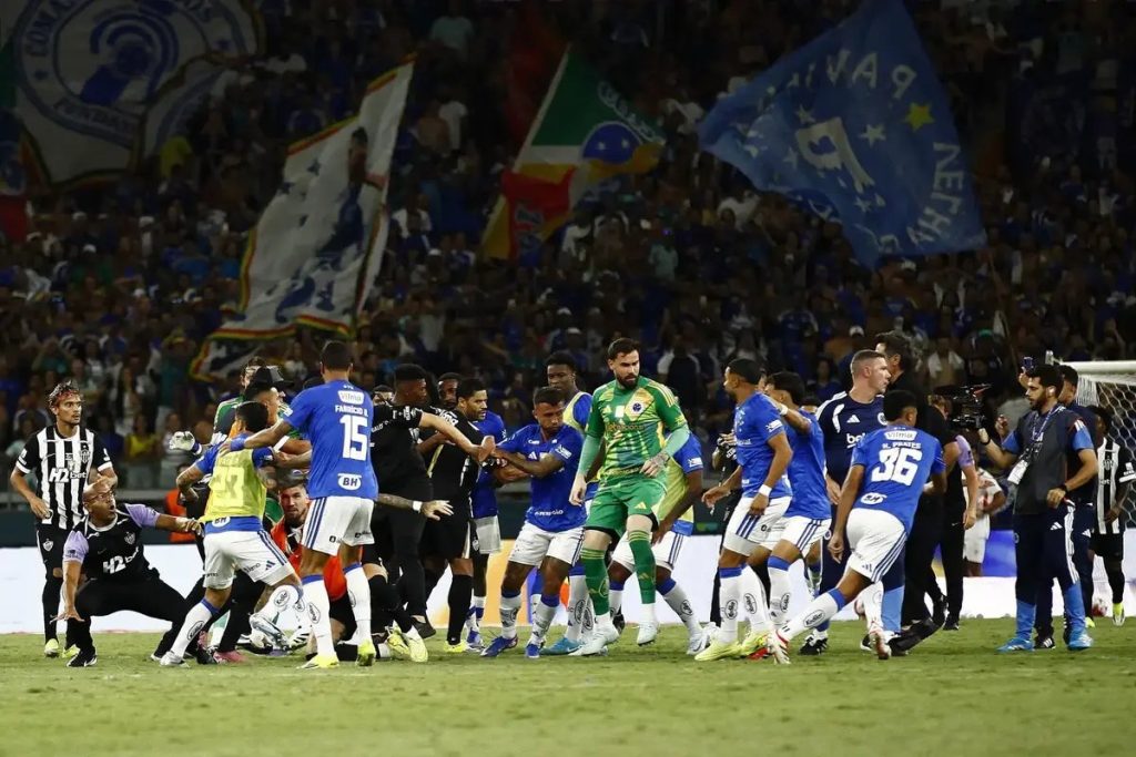 VIDEO CHOCANTE- Batalha épica entre Cruzeiro e Atlético Mineiro termina com 23 expulsões