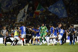 SHOCKING VIDEO – Epic battle between Cruzeiro and Atlético Mineiro ends with 23 expulsions.
