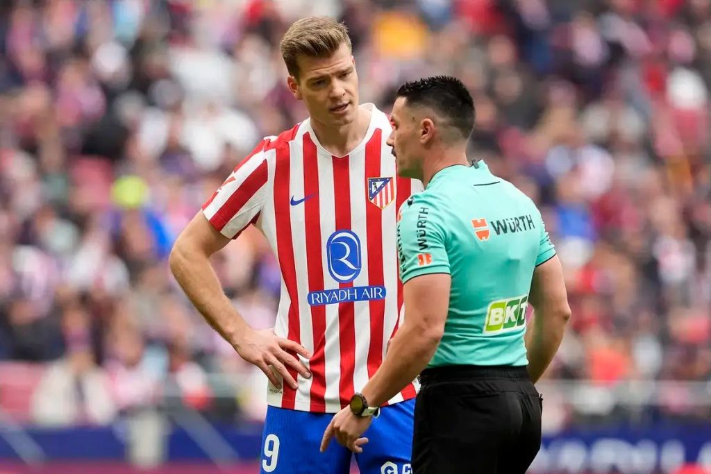 VIDEO – Defesa do Getafe expulso por gesto inusitado a avançado do Atlético Madrid