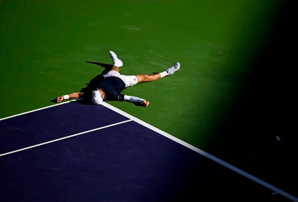 VIDEO – Novak Djokovic faces difficulties at Indian Wells and vomits on the court.