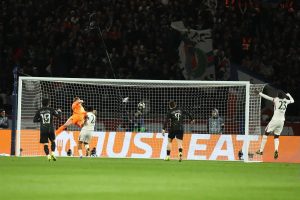 “Vitinha shines with an impressive chip shot in the match between PSG and Chelsea.”