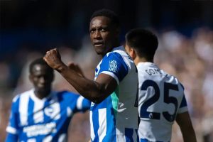 Welbeck brilha com dois golos enquanto Liverpool sofre a 10.ª derrota na liga