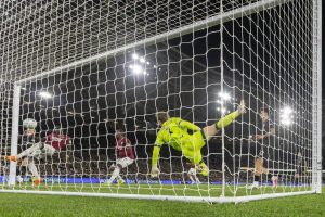 West Ham arruina esperanças do Manchester City com empate surpreendente