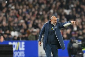 “West Ham divided over the future of Nuno Espírito Santo.”