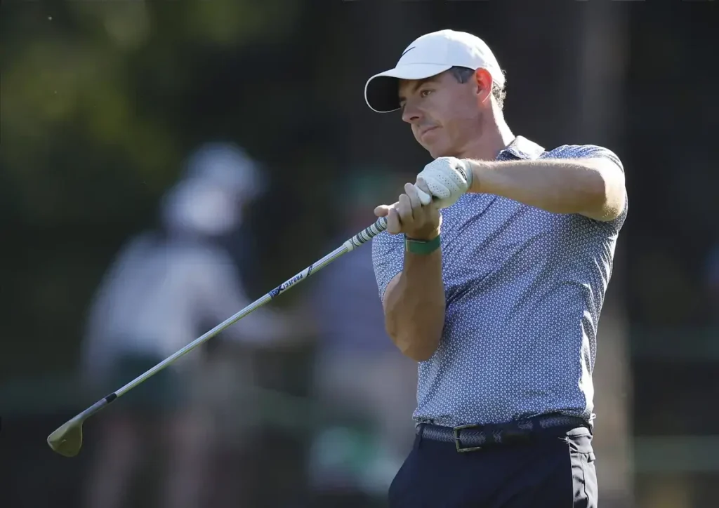 Rory McIlroy perde vantagem histórica e abre caminho a Cameron Young