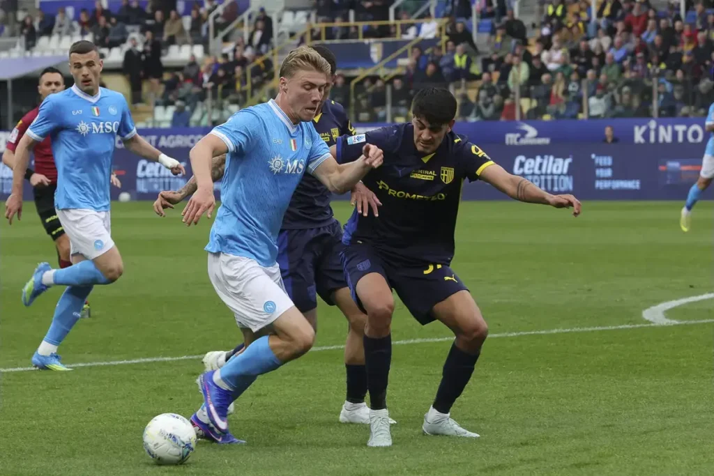 Napoli surpreendido em Parma e perde hipóteses de pressionar Inter