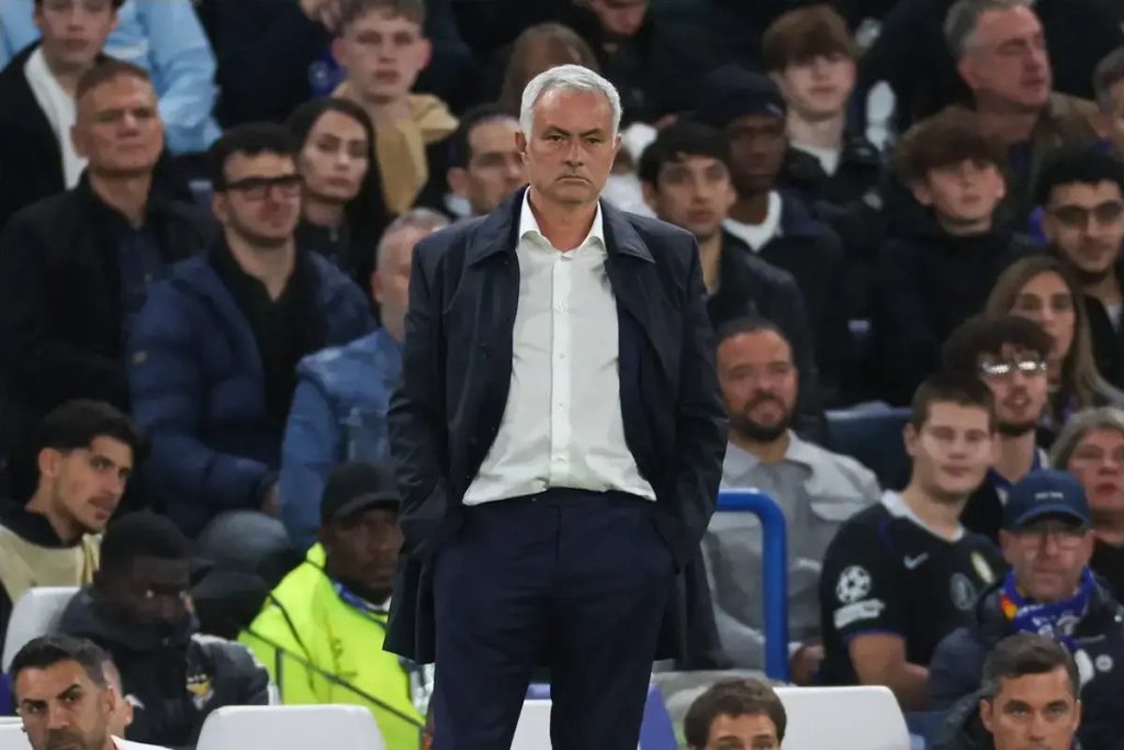 Adeptos do Chelsea pedem regresso de Mourinho em momento crítico