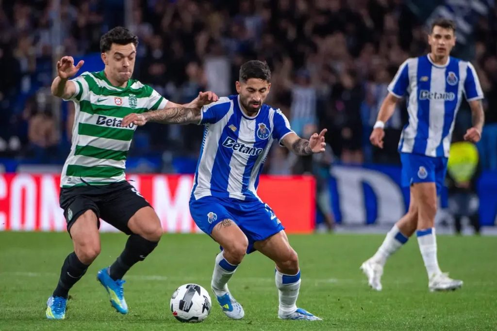 Alan Varela expulso em clássico após revisão do VAR
