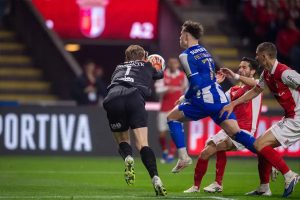 Controversial refereeing in the SC Braga-FC Porto match receives a negative review.
