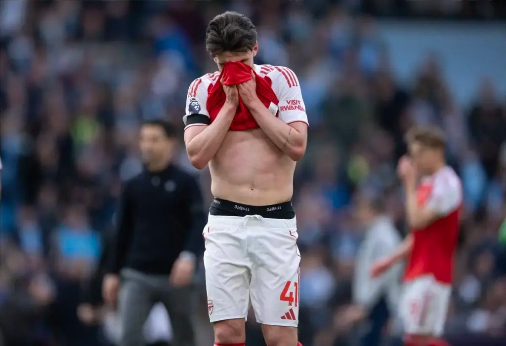 “Arsenal falls, and only Manchester United escapes consecutive defeats.”