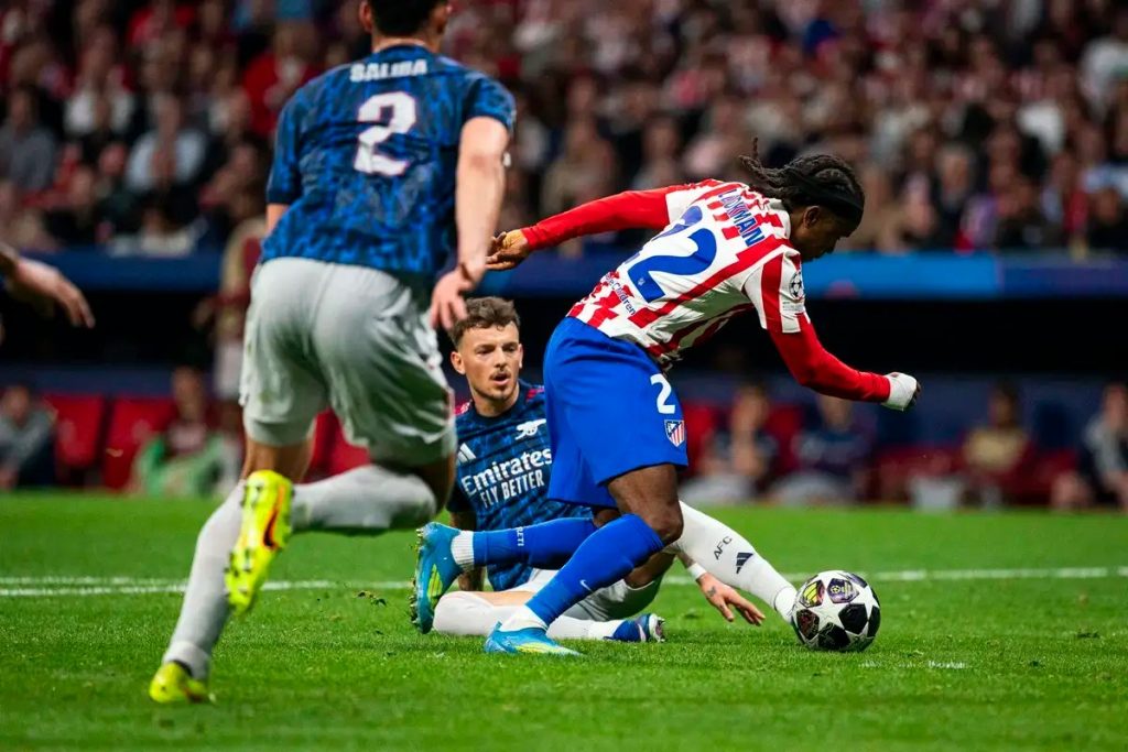 “Arsenal sparks controversy and forces UEFA to measure the grass at the Metropolitano.”