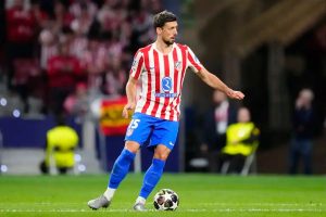 “Atlético Madrid tries to stop Barcelona in the title race.”