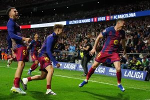 “Barcelona defeats Atlético de Madrid in an exciting match.”