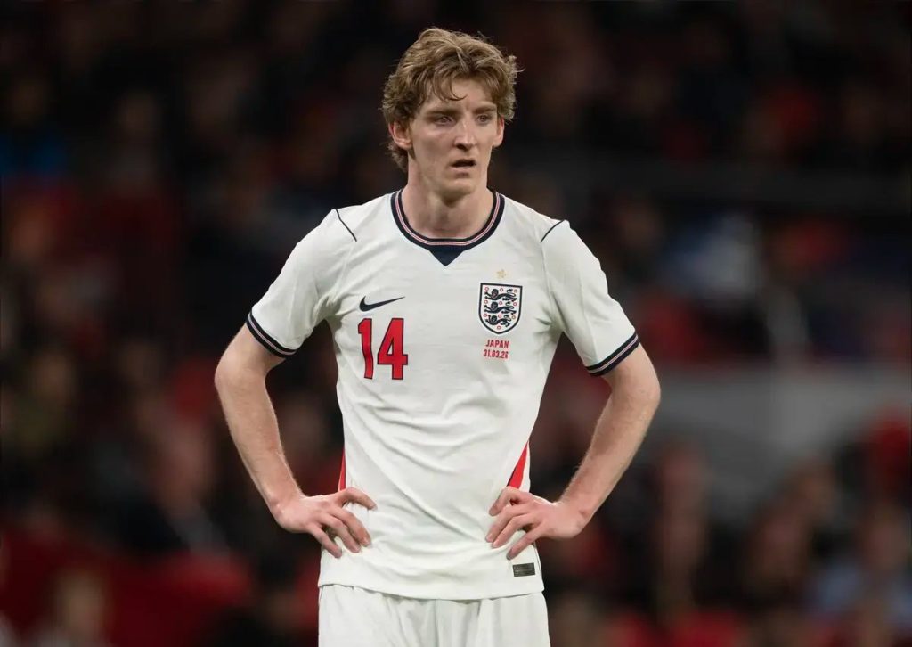 Bayern Munich entra na corrida por Anthony Gordon do man united