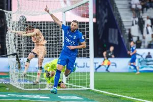 “Benzema shines with a hat trick and makes Al Hilal dream.”