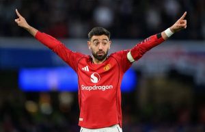 Bruno Fernandes shines and wins Player of the Year award.
