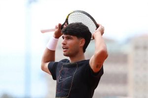 Carlos Alcaraz arrasa Sebastian Baez na estreia do ATP de Monte-Carlo