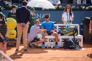 Carlos Alcaraz desiste do Barcelona Open devido a lesão grave