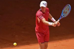 Casper Ruud vive e vence duelo épico com Tsitsipas no Madrid Open