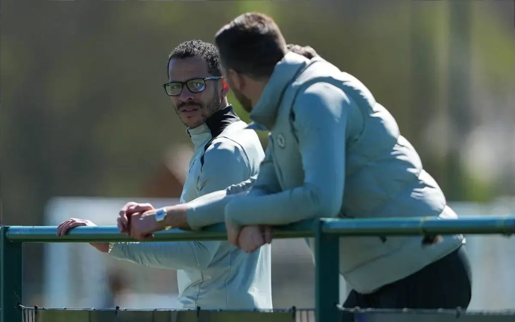 Chelsea apoia Liam Rosenior apesar de resultados preocupantes