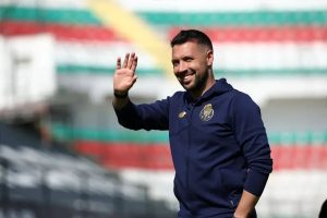 Chelsea is trying to hire a coach who is hesitant to accept the challenge.