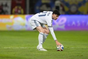 “Chivu defends Bastoni after controversy in the Italian national team.”