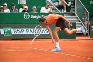 Daniil Medvedev desolado após derrota histórica no Monte-Carlo Masters