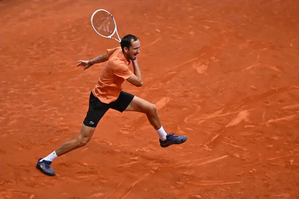 “Daniil Medvedev responds after defeat and shines in Madrid.”