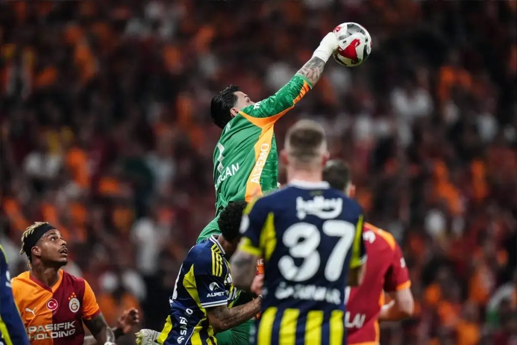 Ederson expulso em clássico decisivo e Fenerbahçe diz adeus ao título