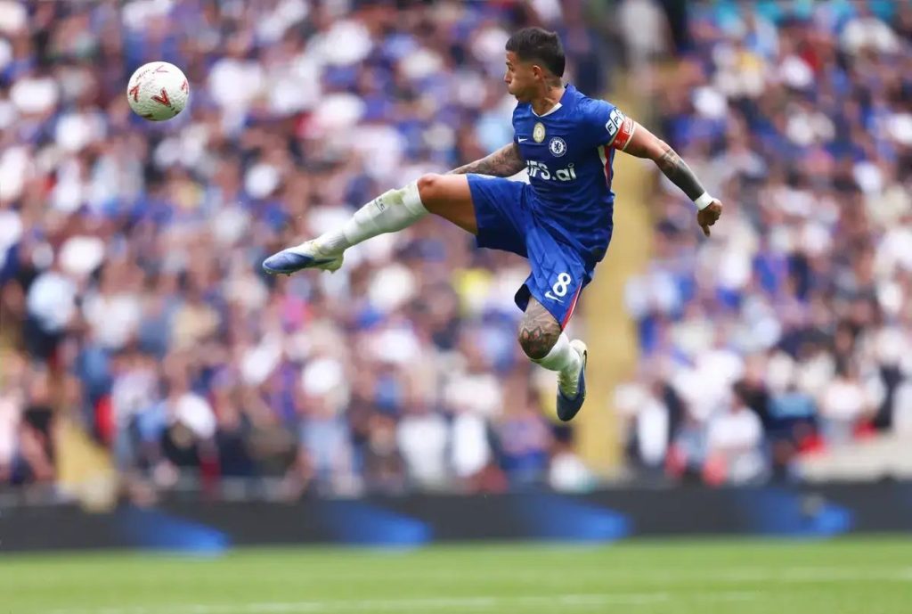 Enzo Fernandez brilha e entra para a história dos médios do Chelsea