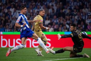 Farioli reclama de penalti em lance polémico no FC Porto-Famalicão