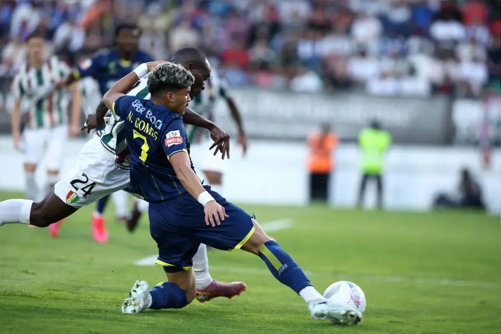 “FC Porto can be champion while Sporting sinks into crisis.”