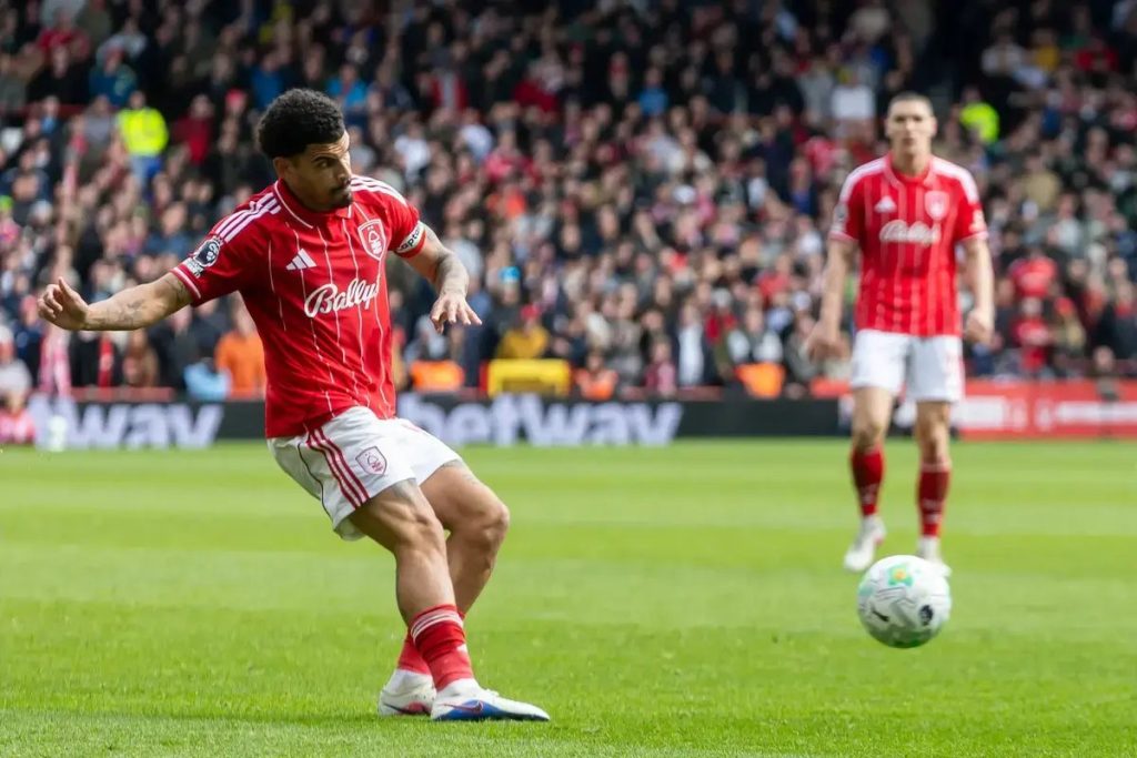 Gibbs-White brilha em noite de triunfo do Nottingham Forest