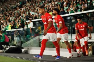 Gonçalo Paciência critica arbitragem após derrota com o Sporting