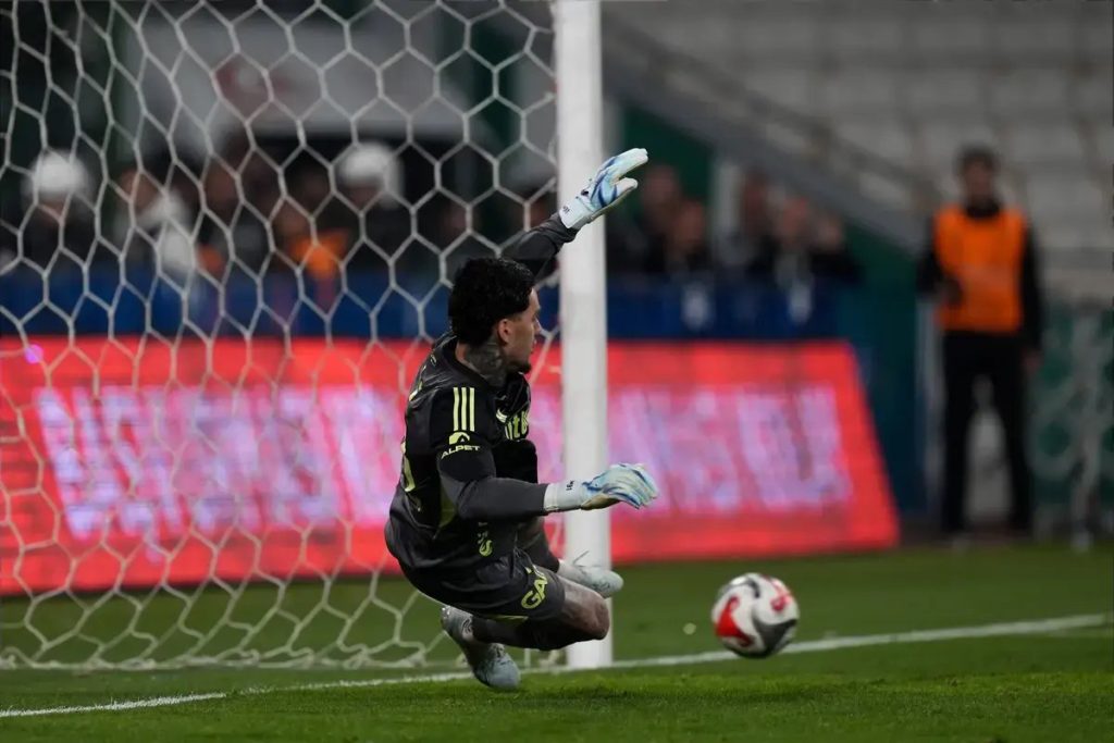 Guendouzi confronta Nélson Semedo após penálti decisivo