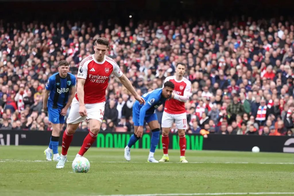 Gyökeres critica relvado do Emirates após derrota dos Gunners