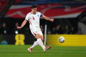 Harry Maguire extends his contract with Manchester United until 2027.