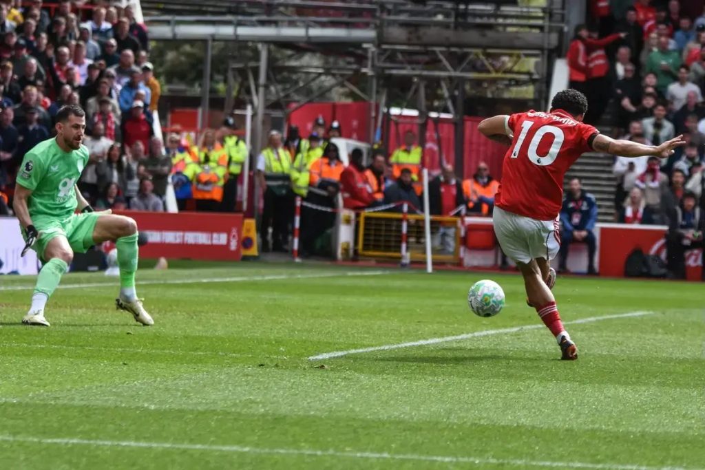 Hat-trick de Morgan Gibbs-White pressiona Tottenham na Premier League