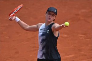 Iga Swiatek desaba em lágrimas após desistência no Madrid Open