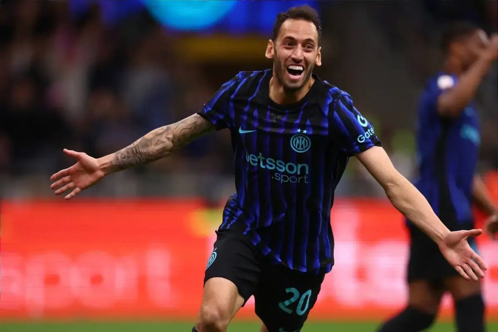 Inter Milan recusa vendas e considera Calhanoglu indispensável
