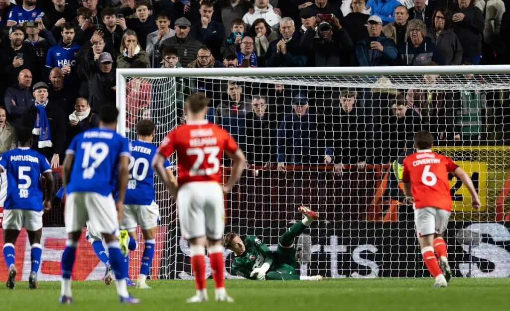 Ipswich dá a volta e regressa ao segundo lugar no Championship