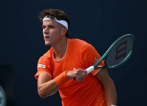 Jakub Mensik abandona BMW Munich Open por infecção no pé