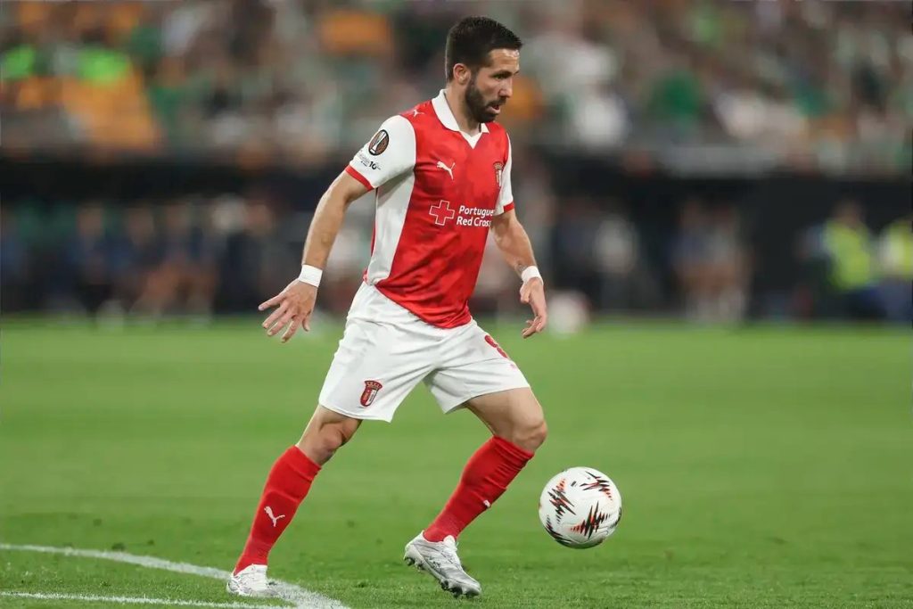 “João Moutinho surpasses Paolo Maldini and makes history in Europe.”