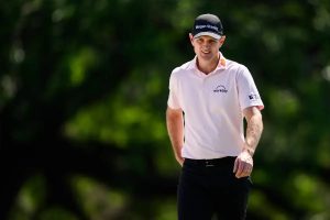 Justin Rose advances in the Masters and talks about his caddie.