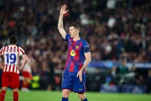 “Hansi Flick under fire: Criticism of Lewandowski’s treatment at Barcelona.”