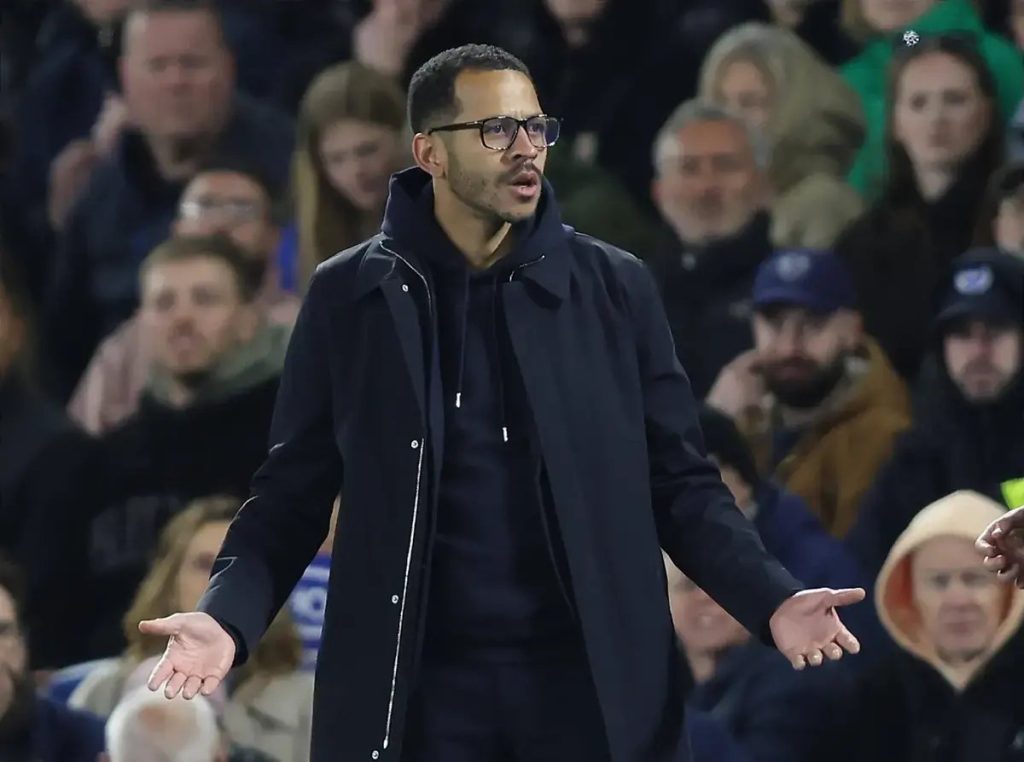 Liam Rosenior critica duramente Chelsea após derrota humilhante