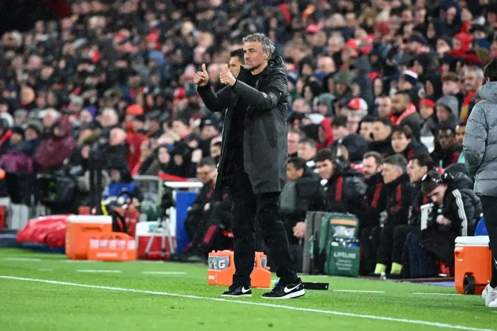Luis Enrique perto de renovar com o PSG e frustra planos do Man Utd
